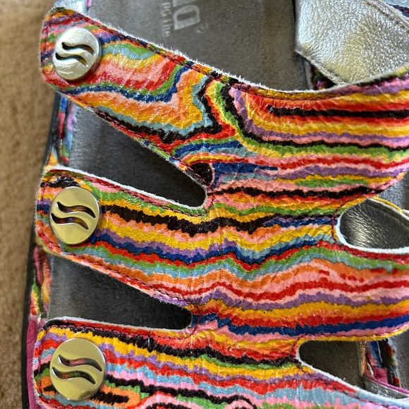 Algeria.sandals tri adjustable straps wavy colorful pattern. Sz 9.5 to 10 - Picture 3 of 7